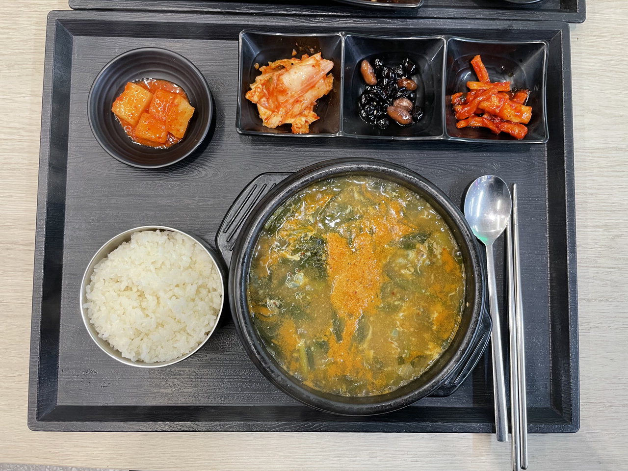 괴산휴게소(창원) 서울식당 올갱이국밥은 다슬기와 된장을 넣고 푹 끓여 쓴맛이 없고 깊은 구수한 맛을 자랑한다./한국도로공사 충북본부