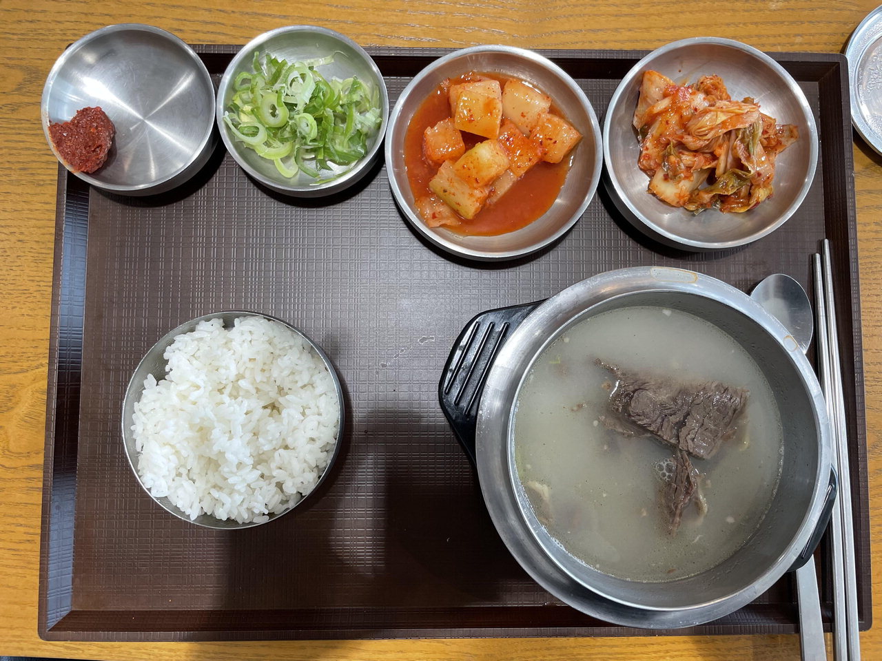 오창휴게소(양방향)에서는 57년에 걸쳐 내려오는 씨국물을 가마솥에서 우려낸 '금강설렁탕'을 맛볼 수 있다./한국도로공사 충북본부