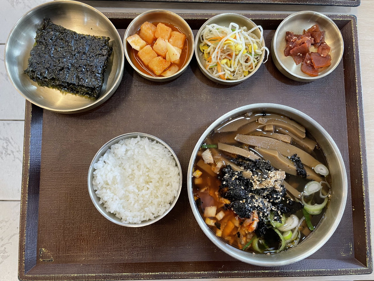 음성휴게소(양방향)에 위치한 이정동 묵밥은 탱탱한 도토리묵과 고소함 맛이 특징이다./한국도로공사 충북본부