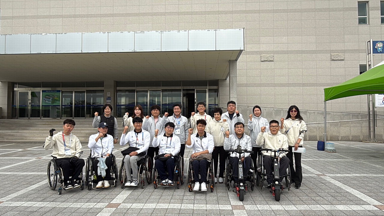 제44회 전국장애인체육대회에 출전한 사격 선수단이 경기에 앞서 파이팅을 외치며 기념촬영했다./충북장애인체육회