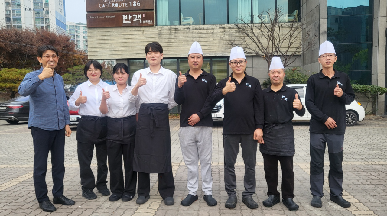 주방과 홀을 책임지는 '반객' 직원들. /김미나