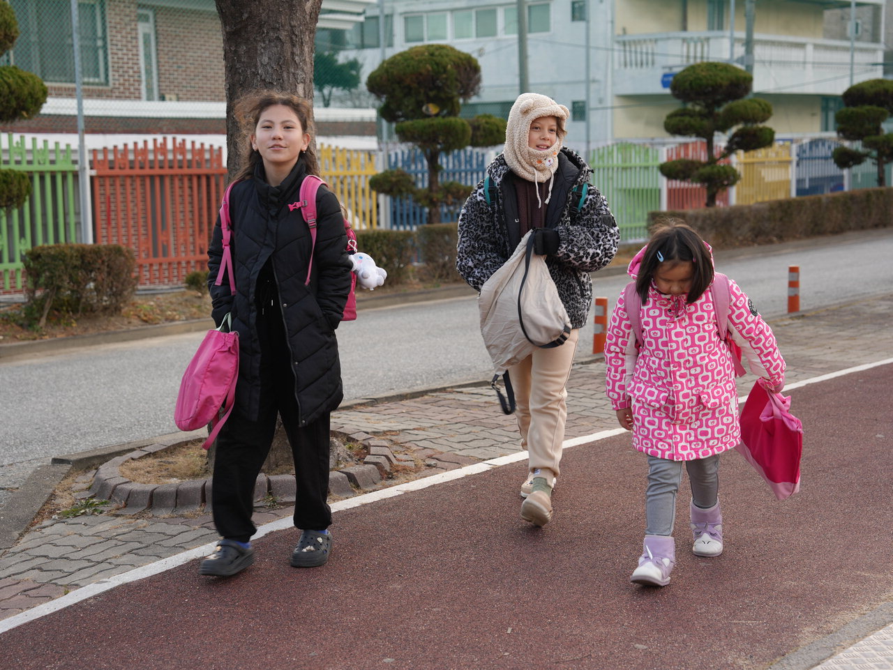 청주시 흥덕구 봉명초등학교 등굣길에 중앙아시아계 여학생들이 학교로 걸어가고 있다. / 이은호