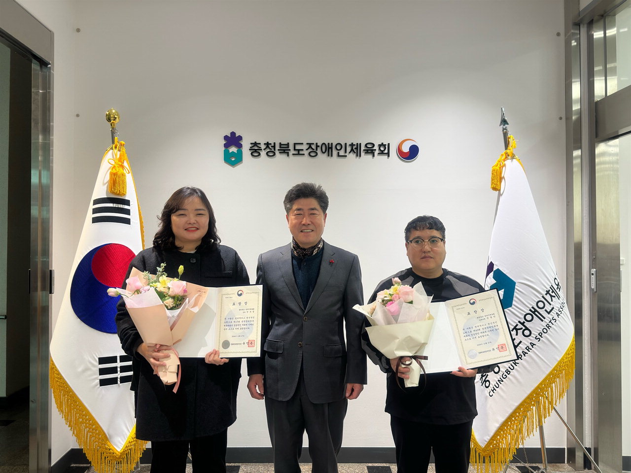 (왼쪽부터)육상 민수경 감독, 김태수 충북장애인체육회 사무처장, 역도 장동만 감독이 문체부장관 표창을 전달받고 기념촬영하고 있다./충북장애인체육회