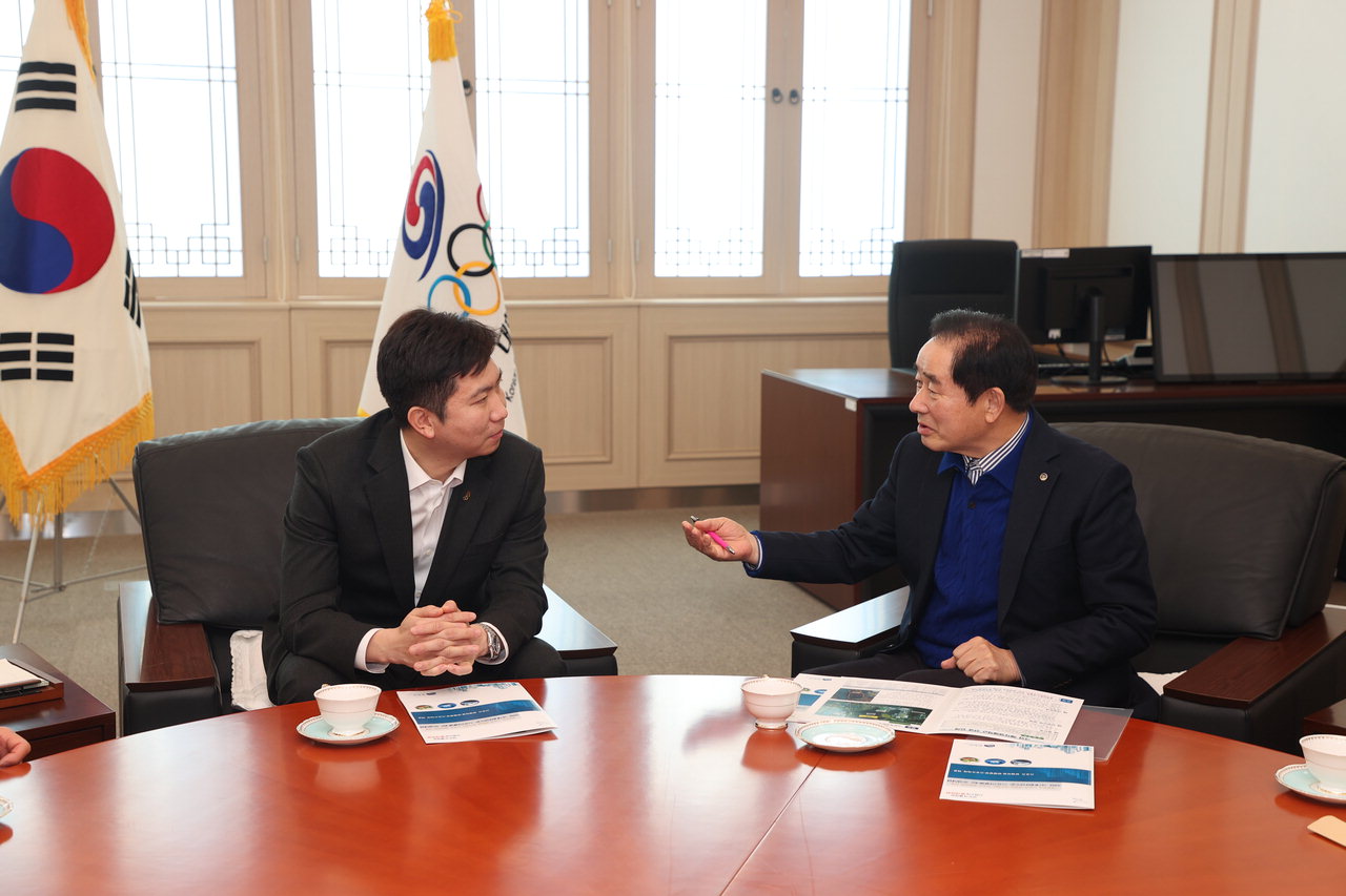 송기섭 군수(오른쪽)가 유승민 대한체육회장 당선인에게 스포츠테마타운 사업을 건의하고 있다. /진천군