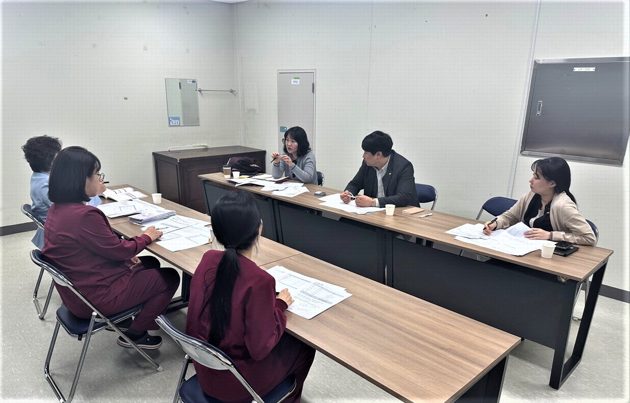 천안시 보건소와 천안의료원 관계자들이 원격협진 사업을 위한 간담회를 하고 있다./천안시
