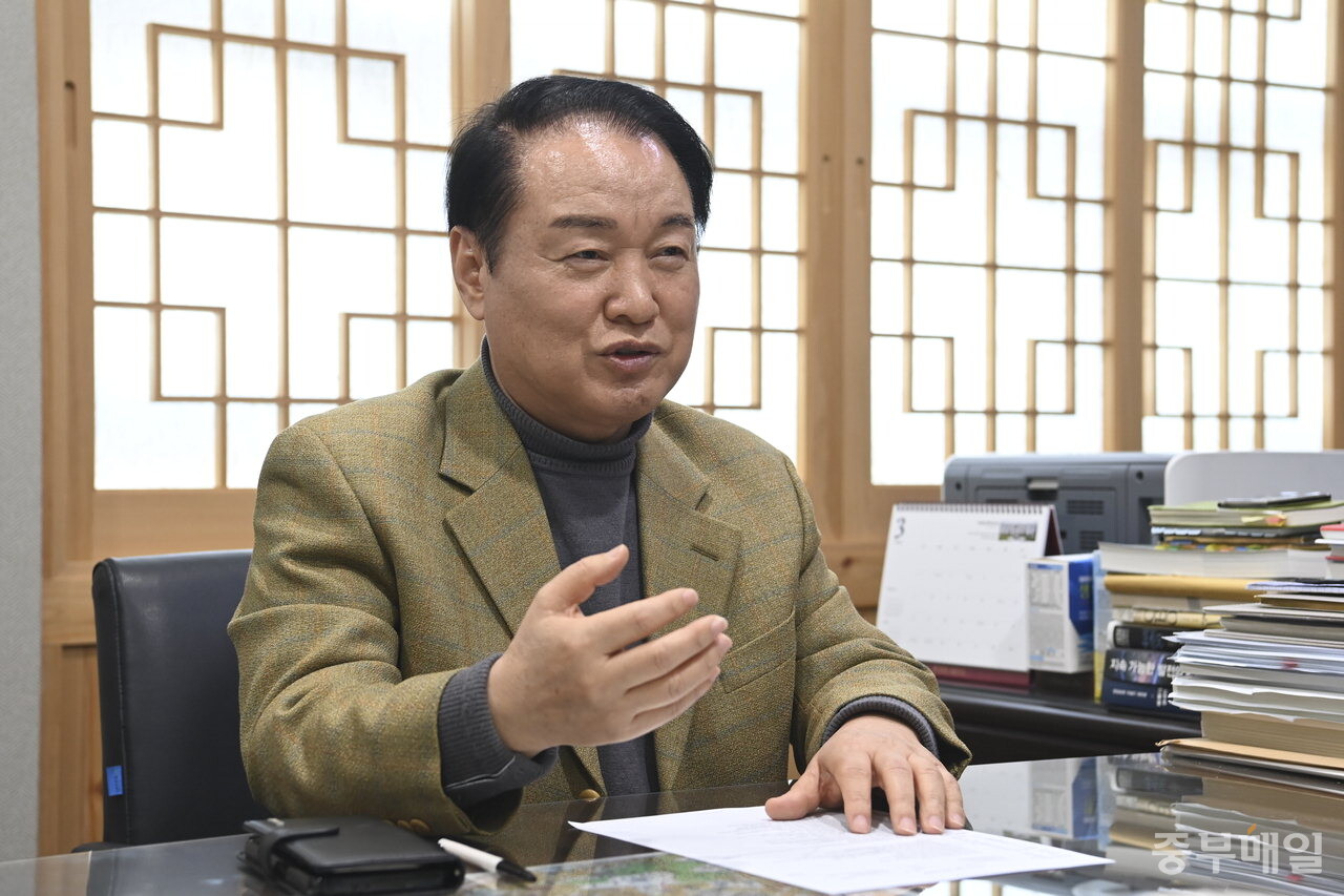 이성희 청주상당신협 이사장이 청주상당신협 본점에서 인터뷰를 하고 있다. / 김성렬