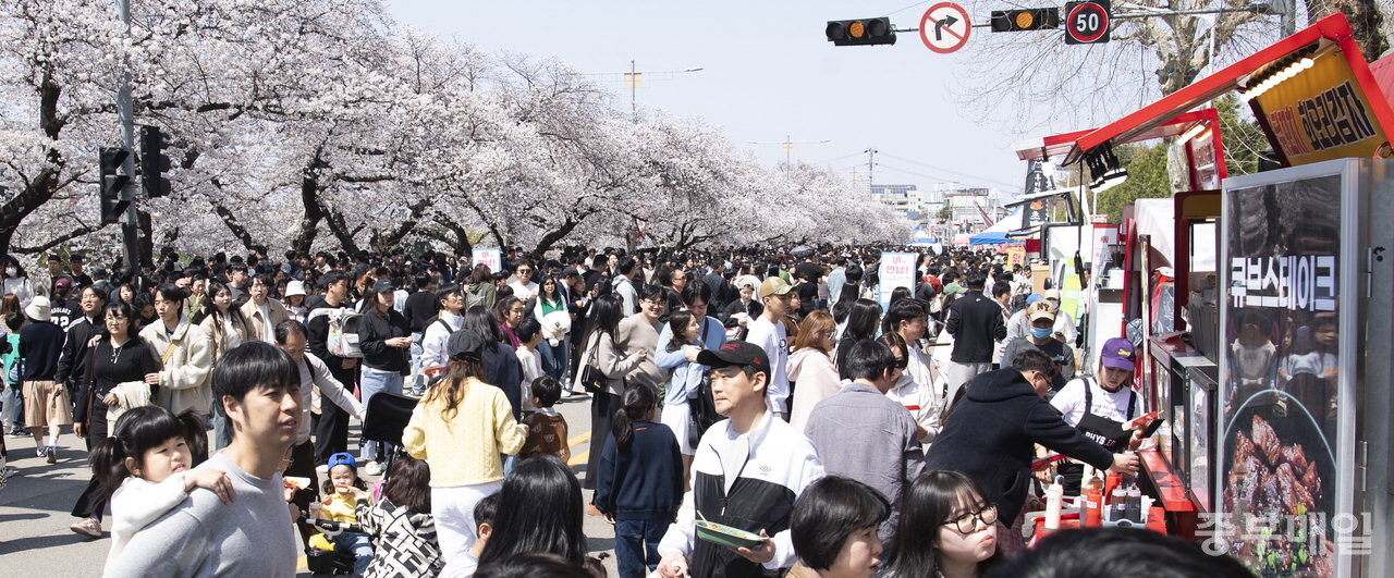 6일 충북 청주시 무심천 일원에서 열린 ‘제3회 푸드트럭축제’에서 시민들이 푸드트럭 앞에 줄을 서고 있다. / 김성렬