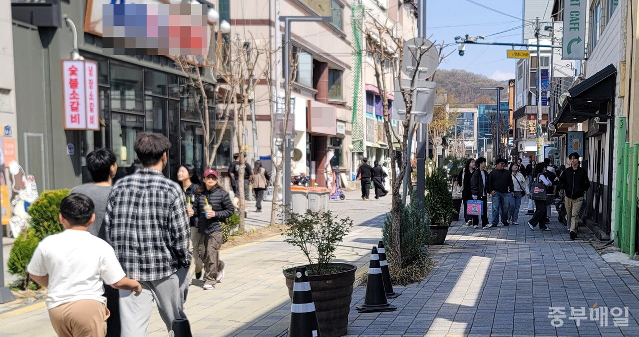 6일 충북 청주시 무심천 일원에서 열린 ‘제3회 푸드트럭축제’ 현장 인근 소나무길에 많은 인파가 몰려있다. / 임양규