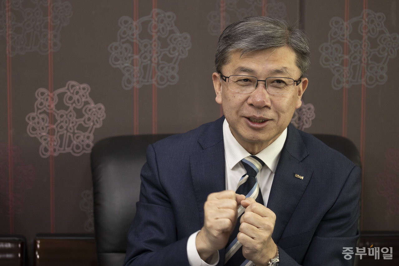 인터뷰] 성승면 한국공항공사 청주국제공항장 < 청주국제공항 < 일반·산업 < 경제 < 기사본문 - 중부매일 - 충청권 대표 뉴스 플랫폼