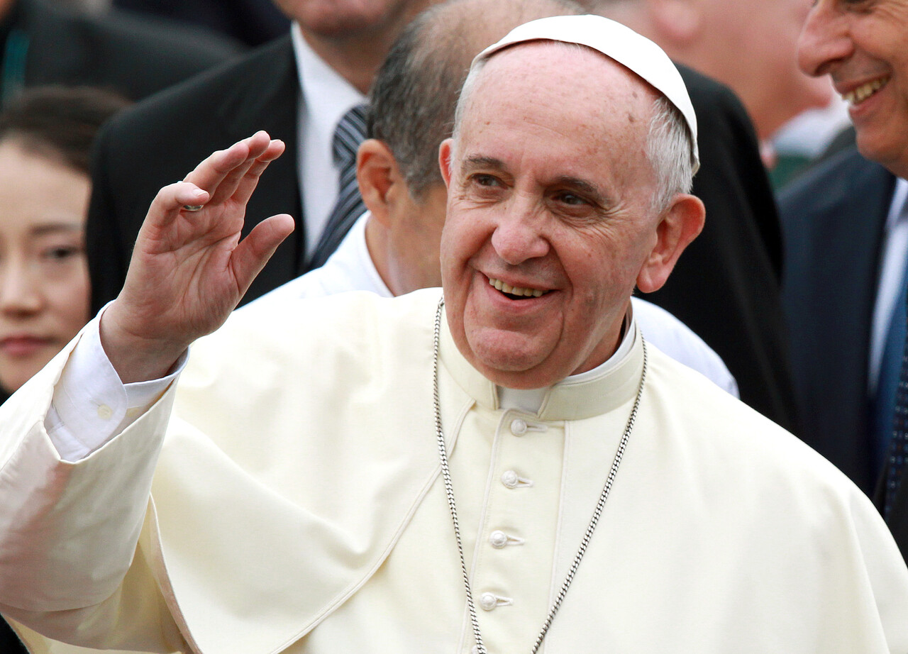 프란치스코 교황이 21일(현지시간) 오전 88세로 선종했다고 교황청이 발표했다. 프란치스코 교황은 즉위 이듬해인 2014년 8월 14일부터 18일까지 4박 5일 일정으로 한국을 찾아 평화와 위로 그리고 화해의 메시지를 전했다. 사진은 2014년 8월 14일 경기도 성남 서울공항에 도착한 뒤 영접나온 내빈들에게 손을 들어 인사하는 교황 모습.