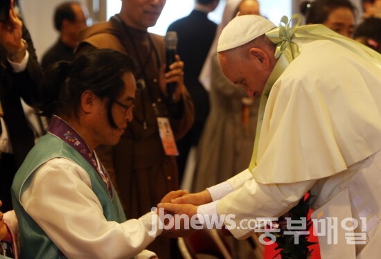 프란치스코 교황이 16일 음성군 맹동면 꽃동네 희망의 집에서 신도들과 인사를 나누고 있다./ 신동빈
