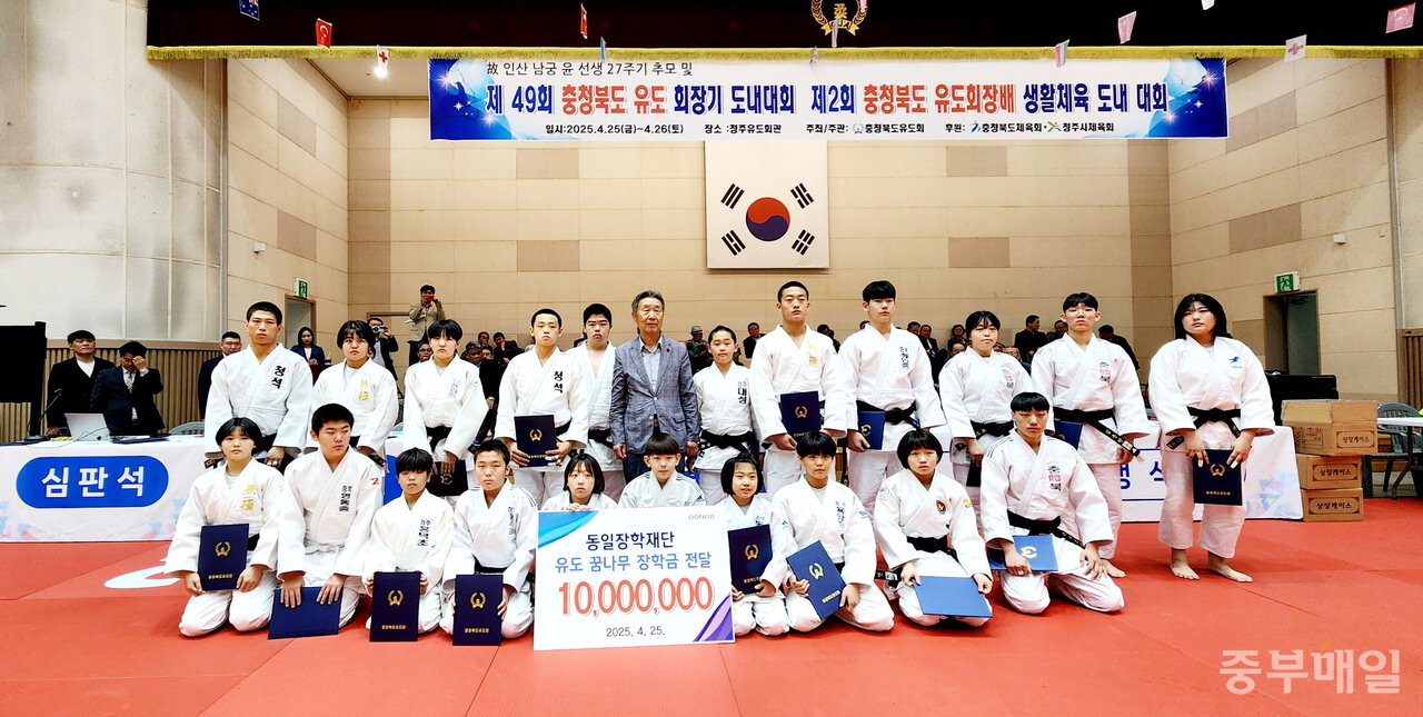 김영진 동일장학재단 이사장(가운데)이 25일 장학금 1천만원을 전달하고 기념사진을 찍고 있다./ 박상철