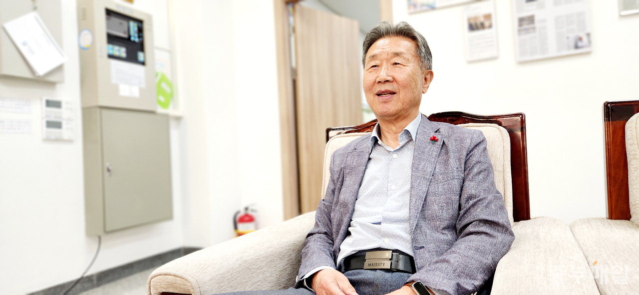 김영진 이사장이 중부매일과의 인터뷰에서 앞으로의 계획을 밝히고 있다. / 박상철