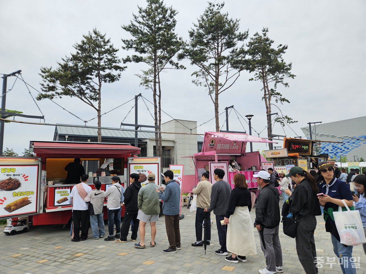 중부매일 어린이큰잔치] 첫 도입 푸드트럭 앞 대기 행렬 < 일반 < 사회 < 기사본문 - 중부매일 - 충청권 대표 뉴스 플랫폼
