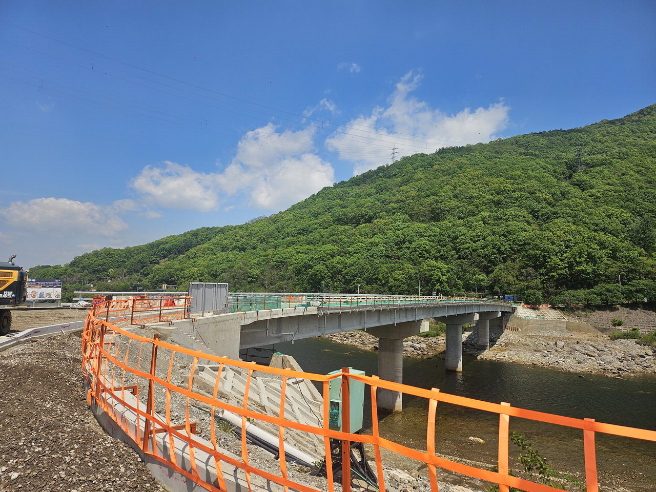 마무리 공사가 진행 중인 가칭 신충원교 건설 현장