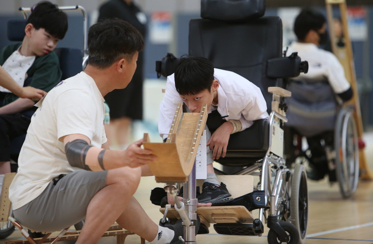 보치아 남자 개인전에 출전한 전용환이 경기를 펼치고 있다. / 충북장애인체육회