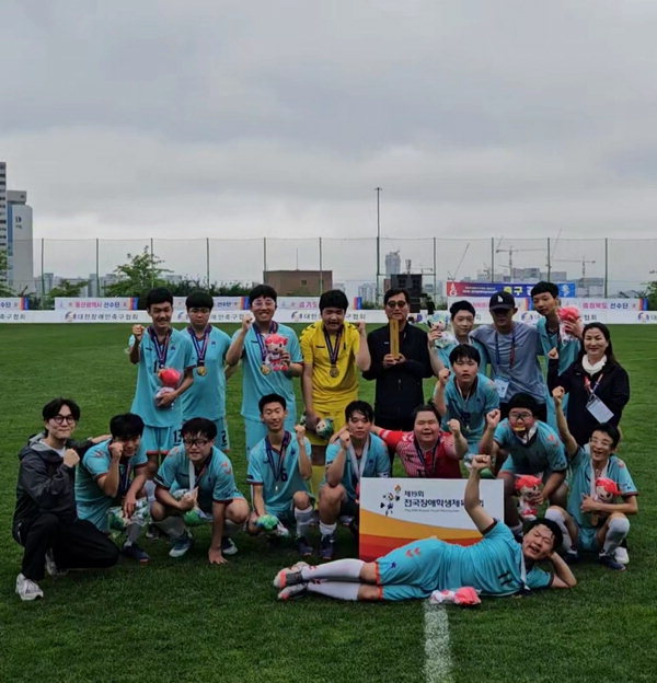 충북 축구 선수단이 우승 후 기념촬영을 하고 있다. / 충북도체육회 제공