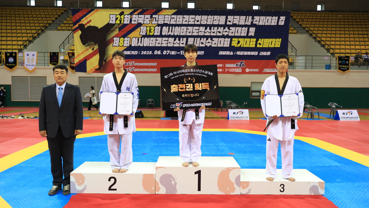충북체고 이은석(가운데)이 제13회 아시아태권도청소년선수권대회 국가대표 선발대회에서 우승하고 기념촬영을 하고 있다. / 충북태권도협회