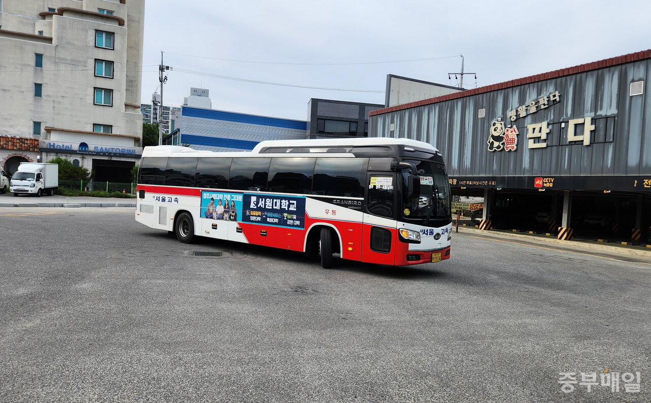 보은군이 오는 7월1일부터 농어촌버스 무료 승차 전면 시행에 들어간다. 그러나 시외버스와 택시업계는 승객 감소로 적자 가중이 불가피하다며 대책 마련을 요구하고 있다. 보은시외버스터미널에서 출발하고 있는 시외버스. / 김영이