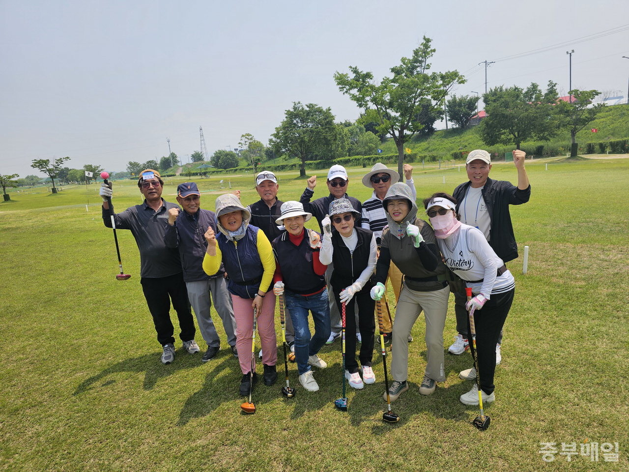 파크골프를 즐기는 흥덕구클럽동호회 회원들. / 김애중