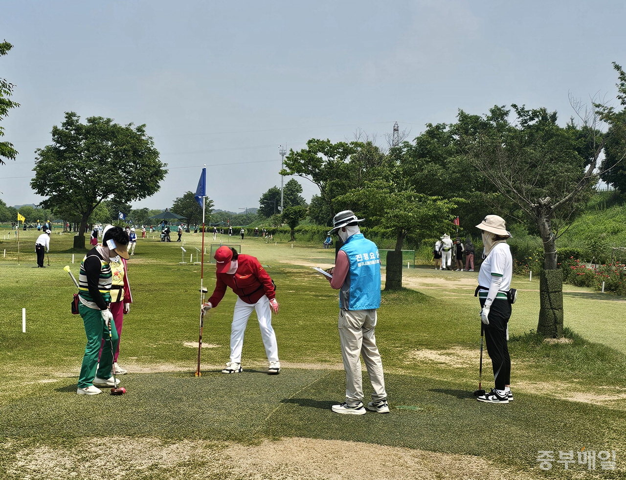 파크골프를 즐기는 시민들. / 김애중
