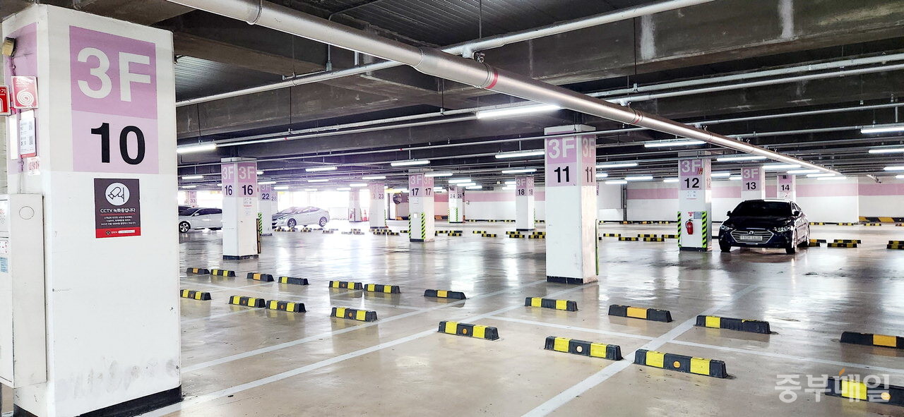홈플러스 청주 성안점 지상 3층 주차장이 한산한 모습이다. / 박상철