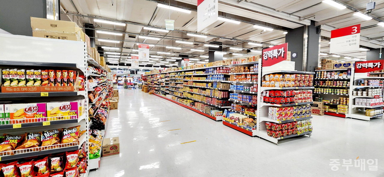 손님이 가장 붐빌 것으로 예상한 지하 2층 식품코너에도 고객 발걸음은 뜸했다. / 박상철
