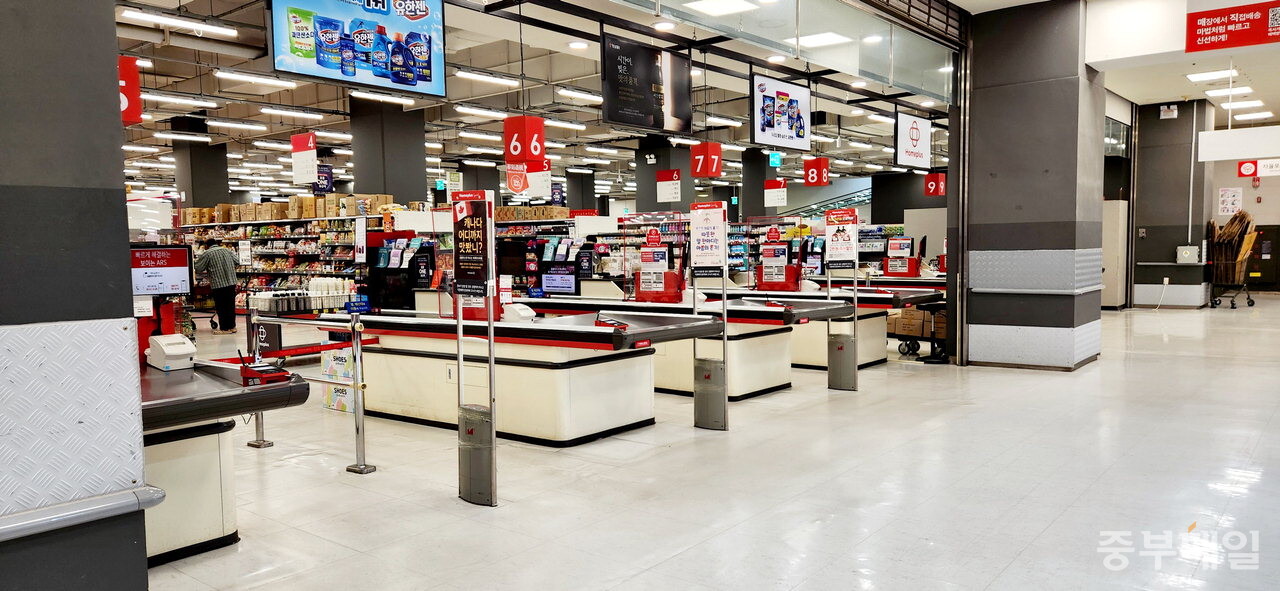 지하 2층에 마련된 계산 코너 대부분이 운영되지 않고 있다. / 박상철