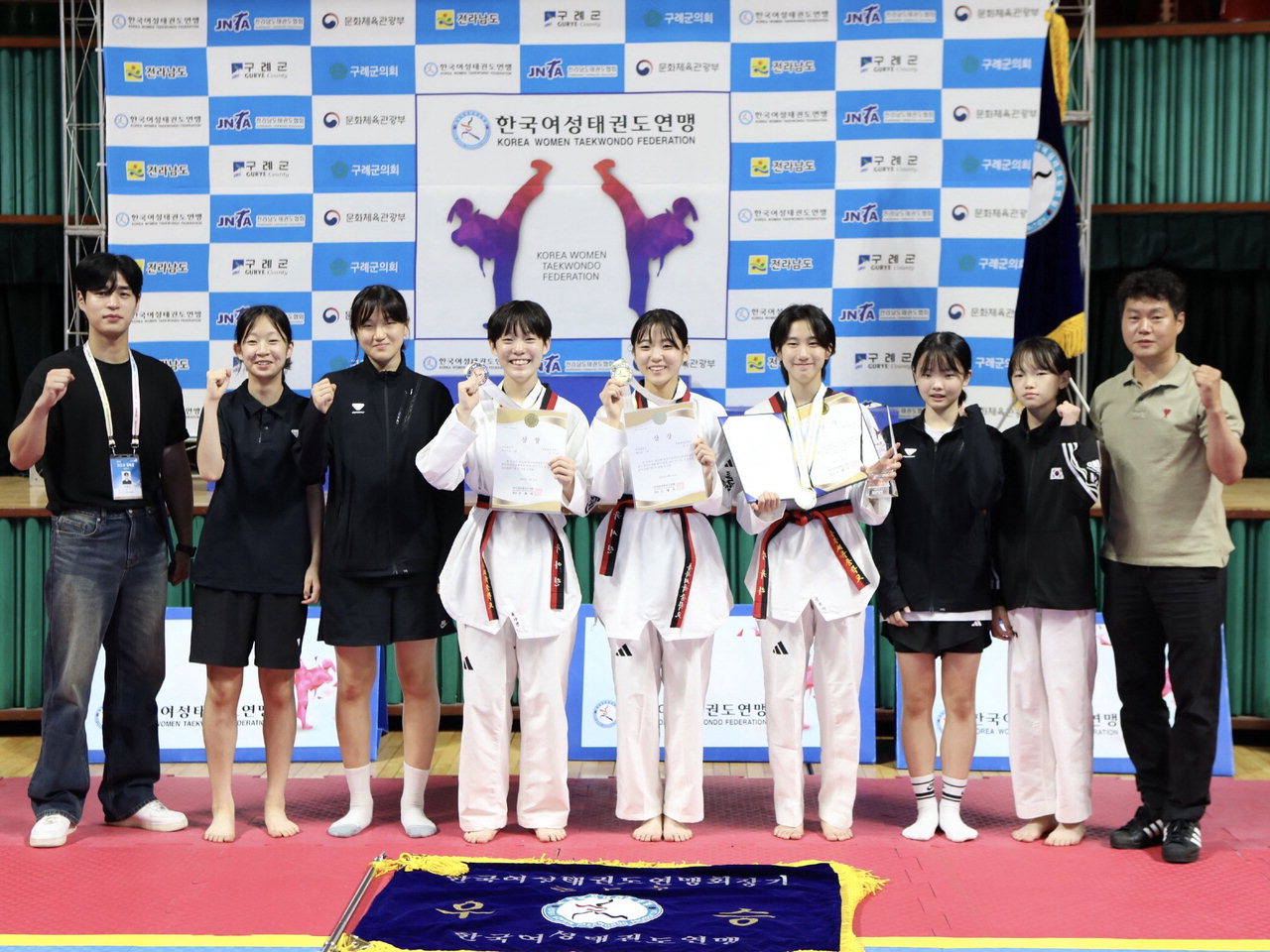충북체육중학교 태권도부 학생들이 시상대에서 파이팅을 외치고 있다. / 충북체중