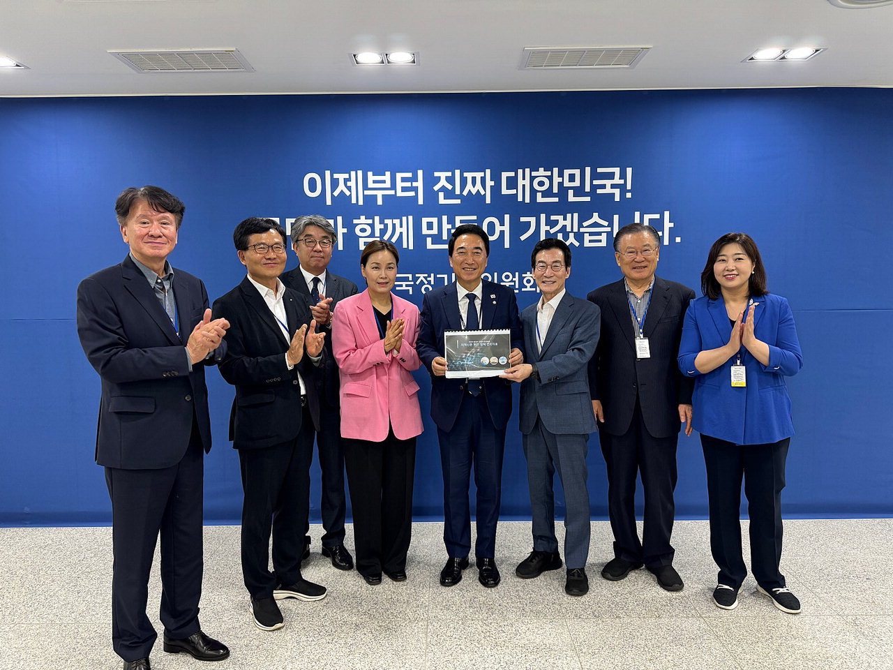 대한민국지방신문협의회가 3일 국민주권정부 국정기획위원회를 방문해 박수현 의원에게 정책 건의자료를 전달했다. / 대신협 공동취재단