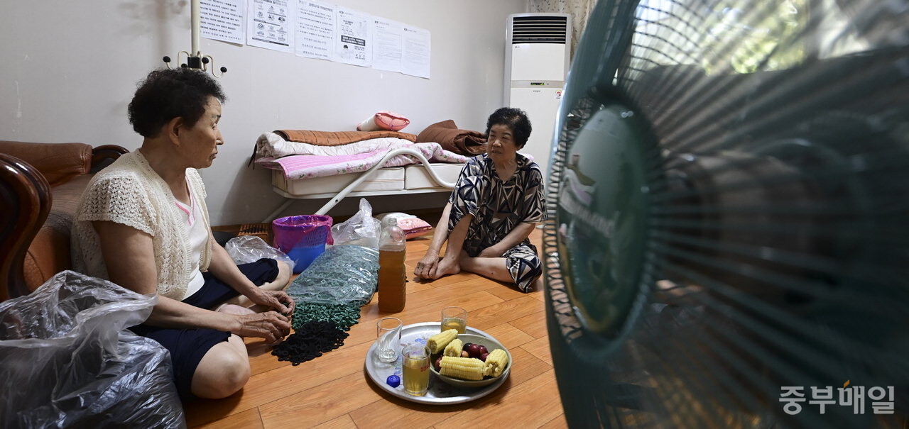  김정숙(81·여)씨, 전옥남(84·여)씨가 무더운 날씨가 이어진 10일 청주시 청원구 내덕동 무더위쉼터 밤고개경로당에서 휴식을 취하고 있다. / 김성렬