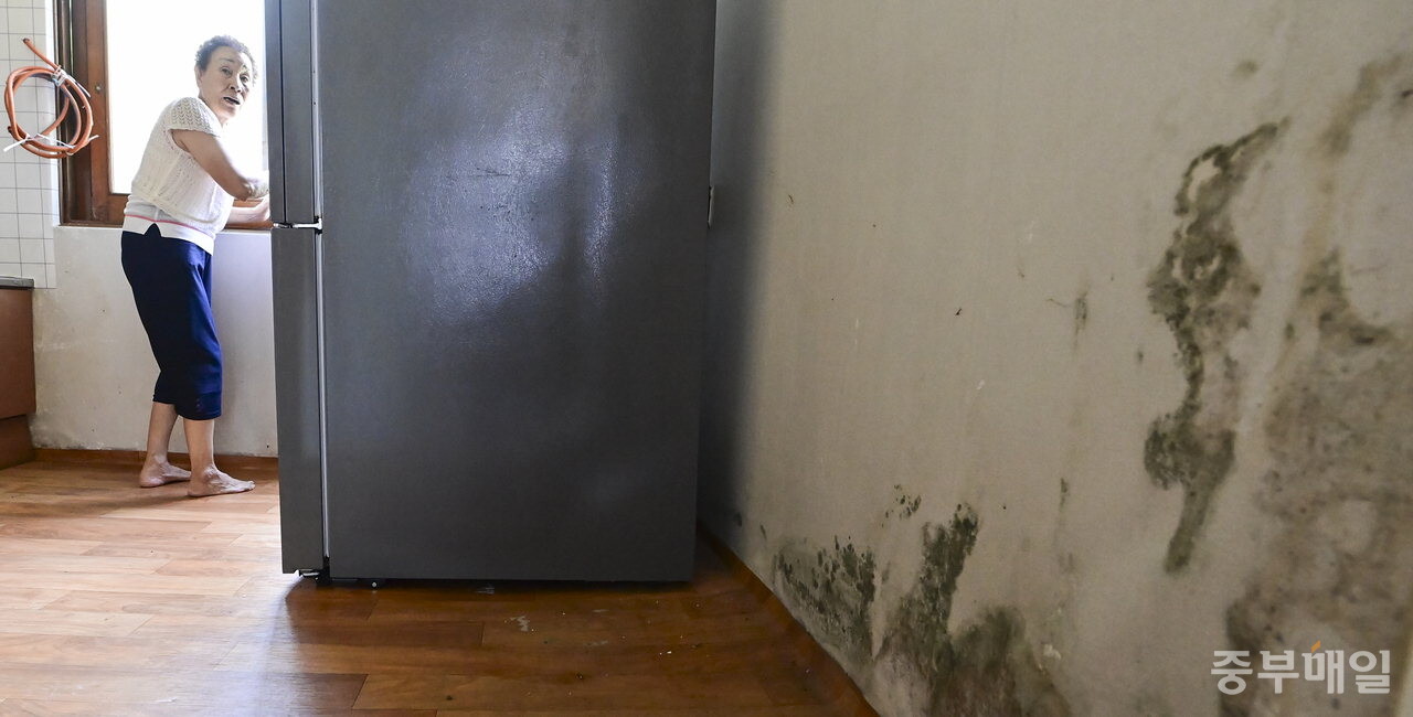 무더운 날씨가 이어진 10일 청주시 청원구 내덕동 무더위쉼터인 밤고개경로당의 벽에 곰팡이가 자리 잡고 있다. /김성렬