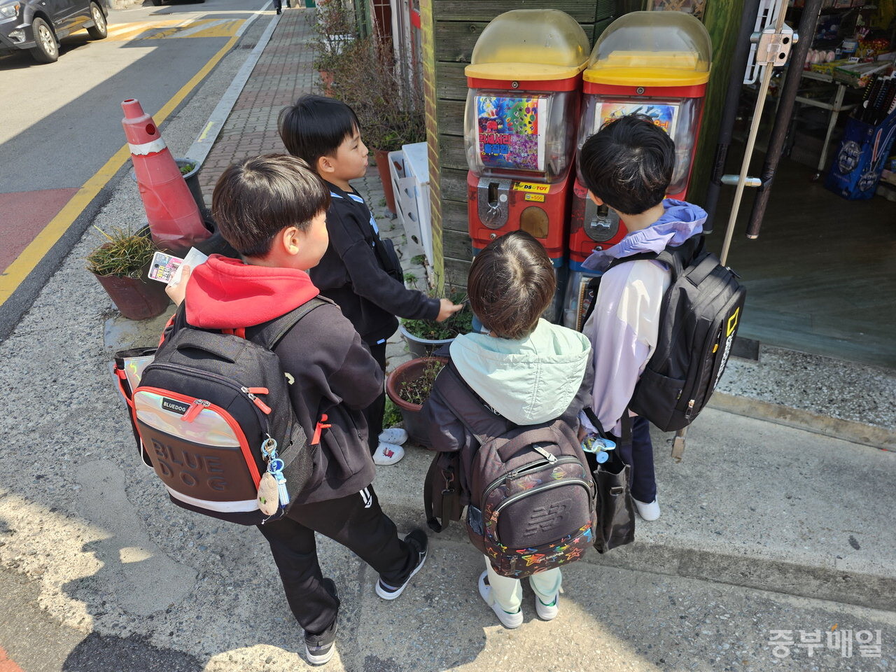 아직도 볼 수 있는 문구사 앞 풍경. / 김애중