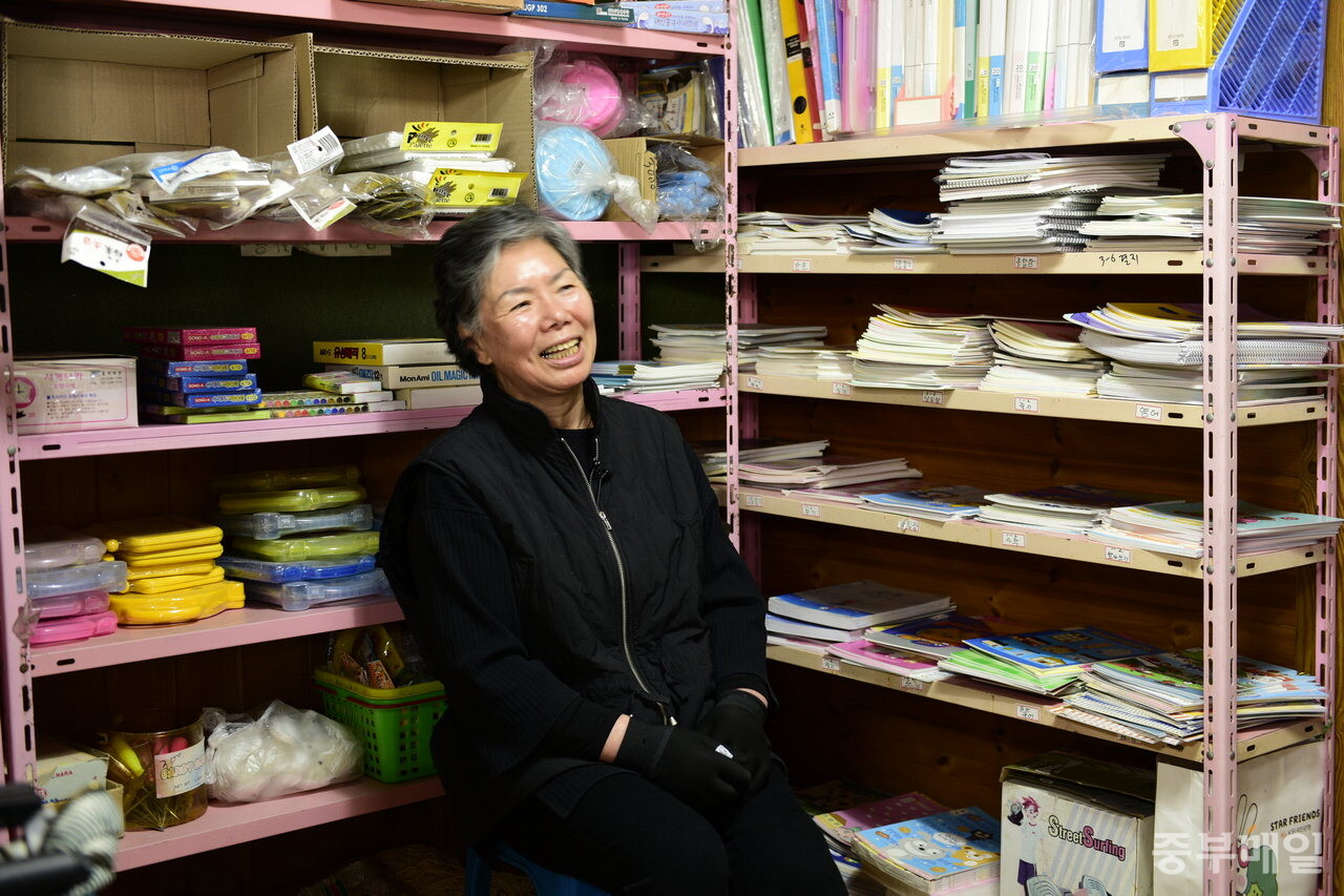 용담동 동네 문구사 사장님. / 김애중