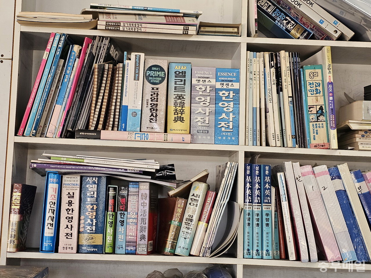 팔리지 않는 오래 된 학용품을 보물인 양 간직하고 있다. / 김애중