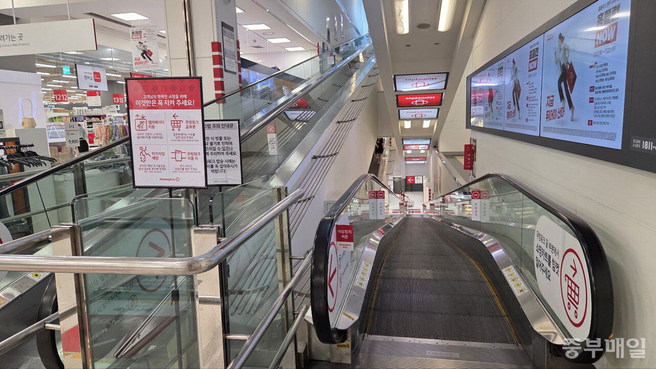 22일 오후 홈플러스 청주성안점 무빙워크가 텅 비어 있다. / 김미나
