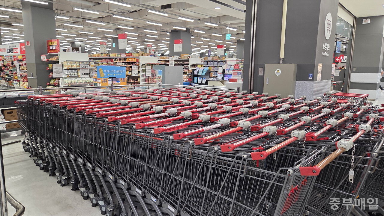 22일 오후 홈플러스 청주성안점에 쇼핑카트가 쌓여 있다. / 김미나