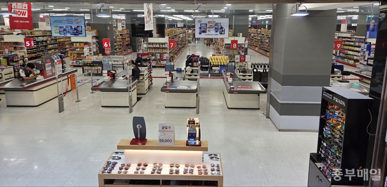 22일 오후 홈플러스 청주성안점 식품 매장에 손님의 발길이 뚝 끊겨 있다. 11개의 계산대 중 2개만 열어 놓았다. / 김미나