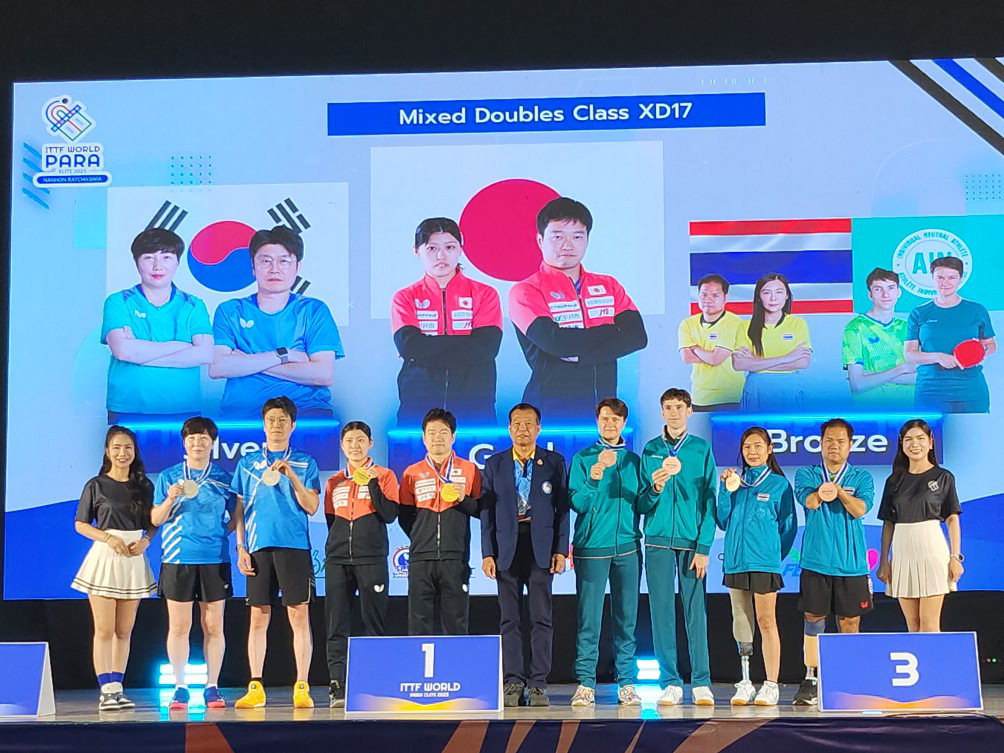 충북장애인체육회 김군해·박홍규(사진 왼쪽 두번째, 세번째)가 혼합복식 믹스17 종목에서 은메달을 획득했다. / 충북장애인체육회