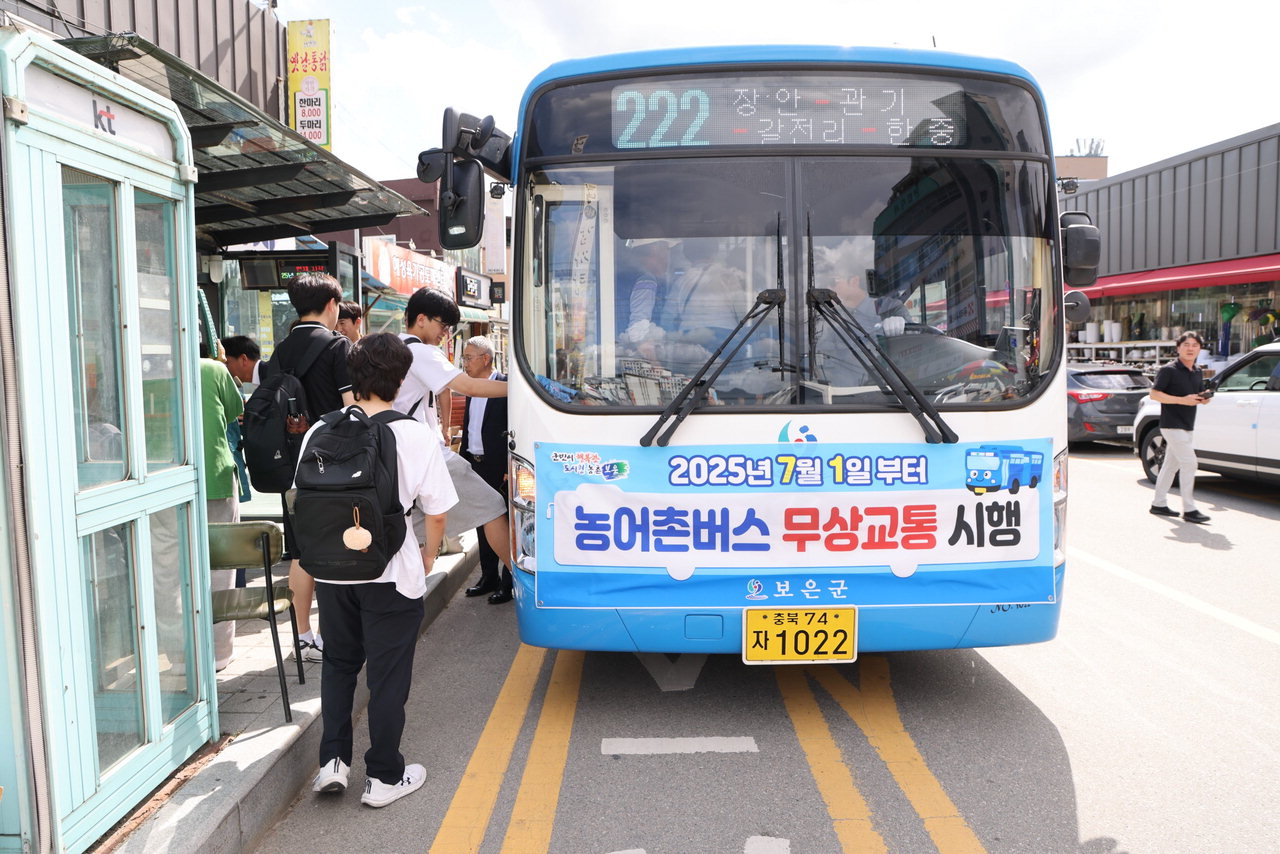 무상교통 한달을 맞아 보은군의 시내버스 이용객이 크게 증가했다. 그러나 시외버스와 택시에겐 승객 감소로 이어져 대책 마련이 절실하다. / 보은군