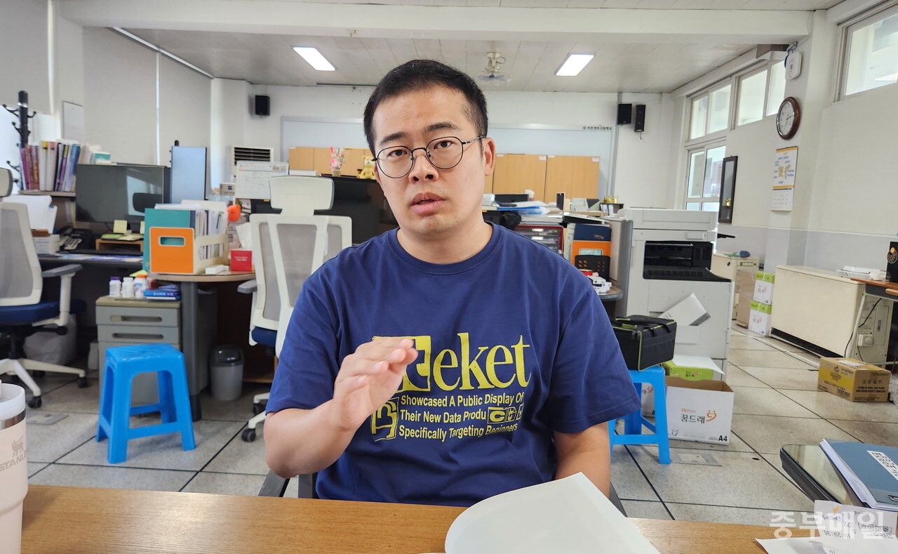 보은여고 이상엽 역사교사는 지금 사람들의 기억을 끠집어내 기록하고 이를 영구히 보관하려면 보은학연구소 같은 기관 설립이 필요하다고 강조한다. / 김영이
