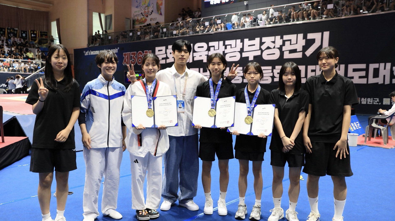 충북체육중학교 태권도부가 제36회 문화체육관광부장관기 전국 중·고등학교 태권도대회에서 여자 중등부 학교부 종합우승에 올랐다. / 충북체중
