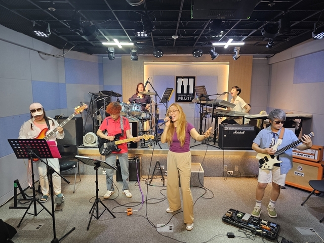 ▲ 슈가밴드가 연습실에서 합주연습을 하고 있다.