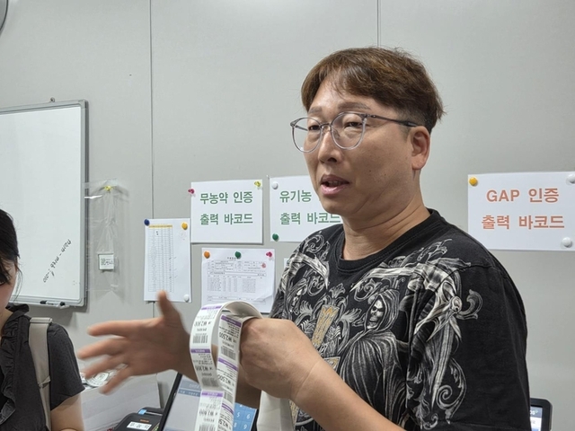 ▲ 옥산에서 농사를 짓는 이상현씨가 한소쿠리 매장에서 충북대 기자단과 인터뷰 하고 있다. / 충북대 기자단