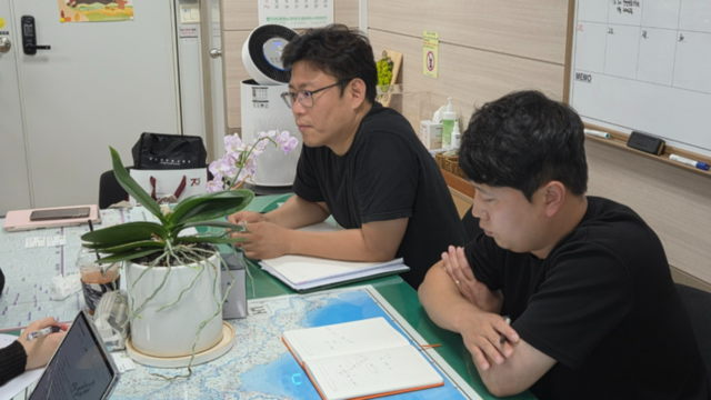 ▲ 이상혁 청주시농업기술센터 연구개발과 시설운영팀, 이재용 연구개발과 주무관이 충북대 대학생 기자단과 인터뷰를 하고 있다. / 충북대 기자단