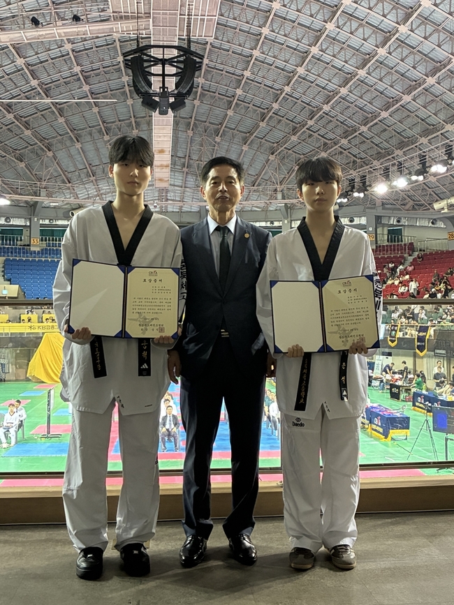 ▲ 충북체고 이준혁(사진 왼쪽), 이은석이 포상증서를 수여받고 기념촬영을 하고 있다. / 충북태권도협회