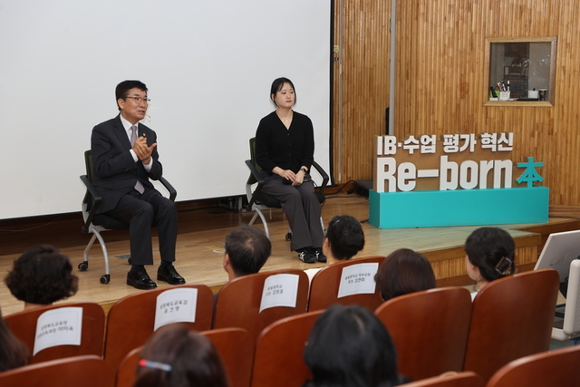 ▲ 충청북도교육청은 청주 솔밭중에서 ‘2025 교육감과의 대화  국제 바칼로레아(IB)’ 자리를 마련했다. 사진은 대구 IB 월드스쿨 포산고 졸업생 김소혜(서울시립대 재학)이 참여해 IB 교육 경험을 공유하며 학생 성장 사례를 소개하기도 했다./ 충북교육청