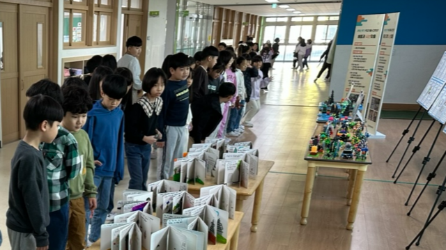 ▲ 충주중앙탑초는 1학년부터 6학년까지 ‘놀이-독서-지역-환경-인권-미래’를 주제로 한 자율시간을 개발해 학년 특색에 맞는 수업을 운영하며 진로 연계 교육을 펼치고 있다. / 충주중앙탑초