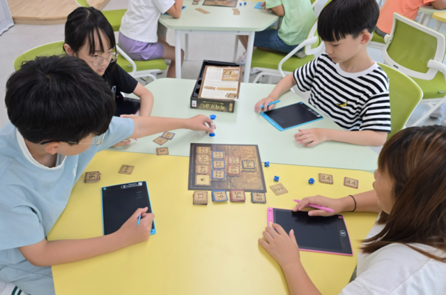 ▲ 충주중앙탑초가 올해 새롭게 문을 연 수학체험실 ‘창의쏙쏙 수학놀이터’는 교구와 보드게임을 활용한 체험 중심 공간이다. / 충주중앙탑초