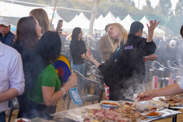 ▲ 지난해 마련한 홍삼포크 삼겹살 대잔치에서 외국인 관광객들이 삼겹살을 맛보며 기념 촬영을 하고 있다. / 증평군